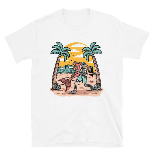 Calavera sosteniendo una sirena en la playa Fit Camiseta unisex Softstyle